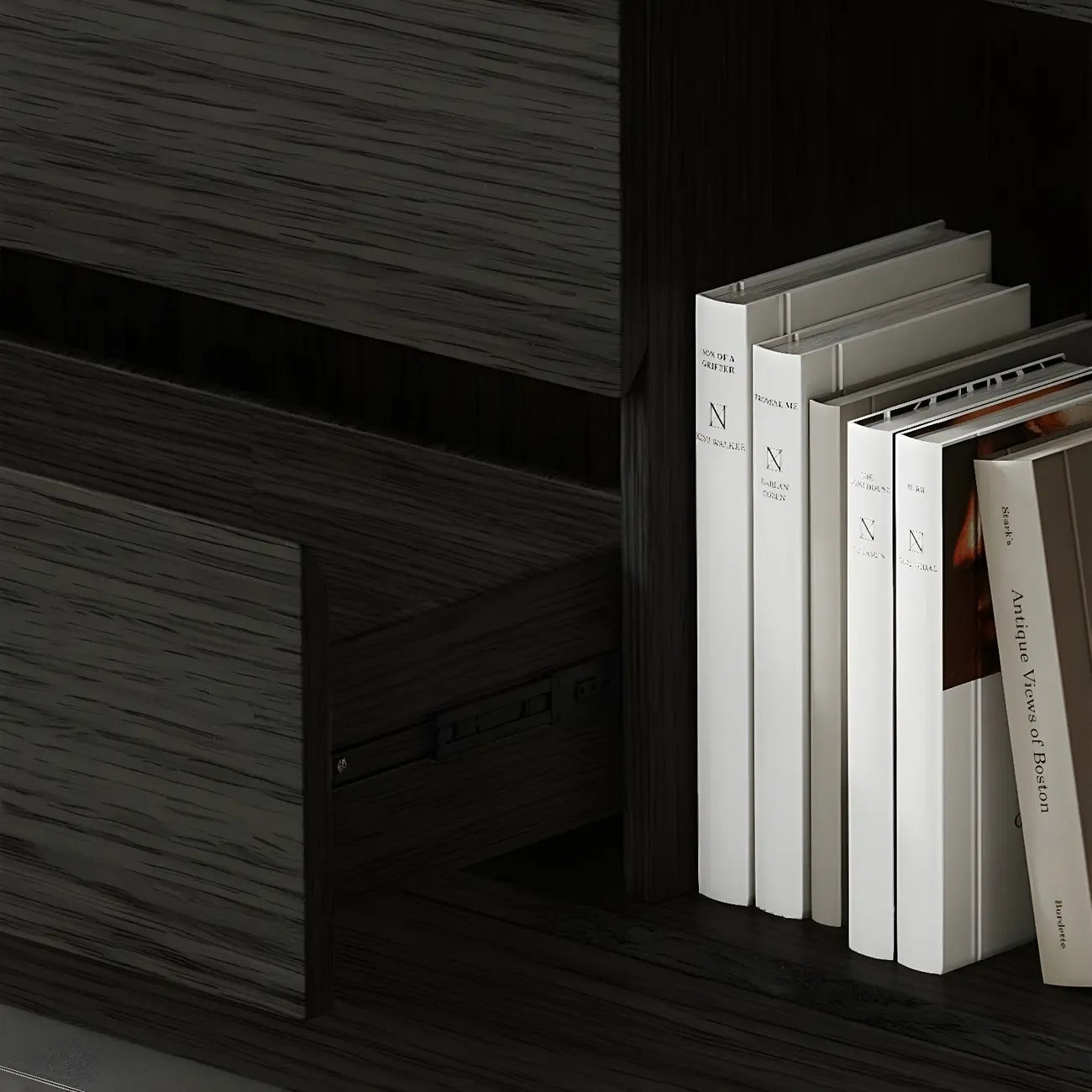 Bibliothèque de rangement contemporaine en bois noir à plusieurs étagères