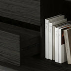 Bibliothèque de rangement contemporaine en bois noir à plusieurs étagères