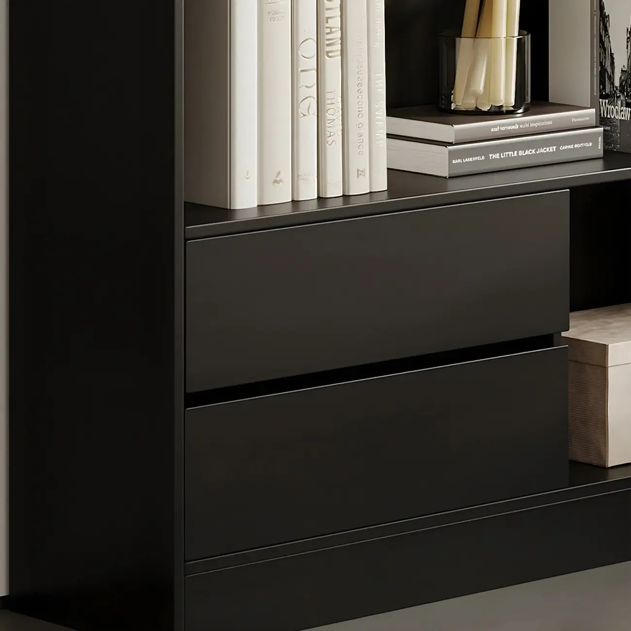 Bibliothèque de rangement contemporaine en bois noir à plusieurs étagères