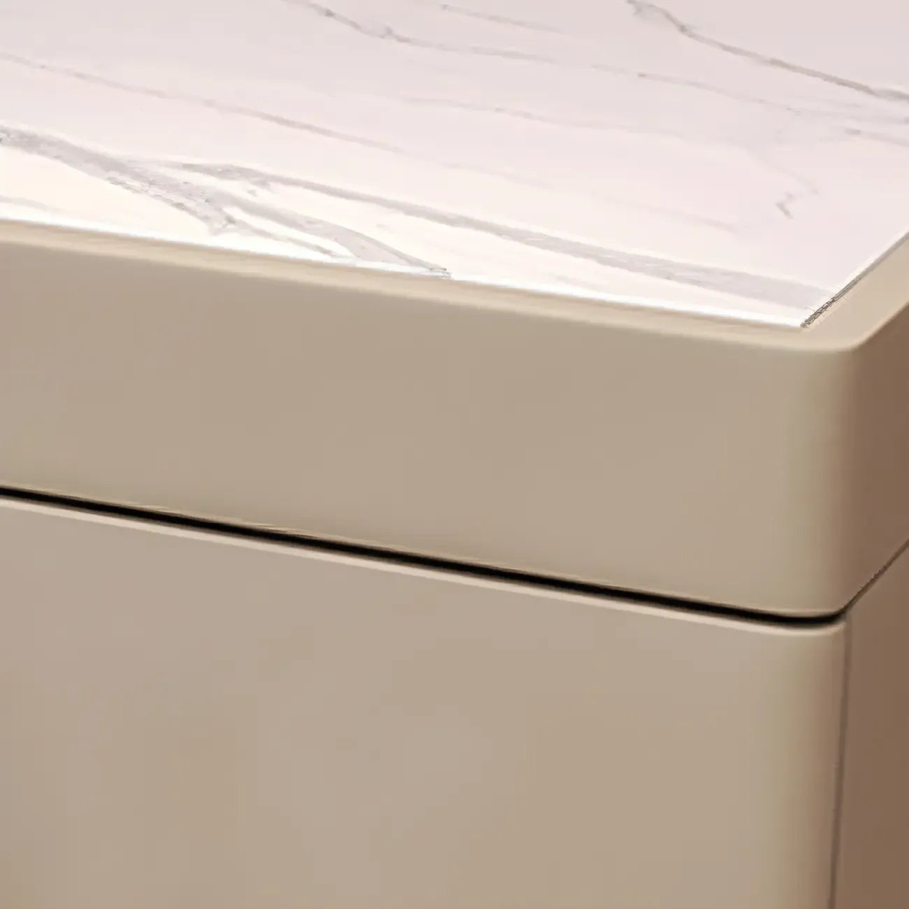 Table de chevet moderne à deux tiroirs en similicuir avec plateau en pierre