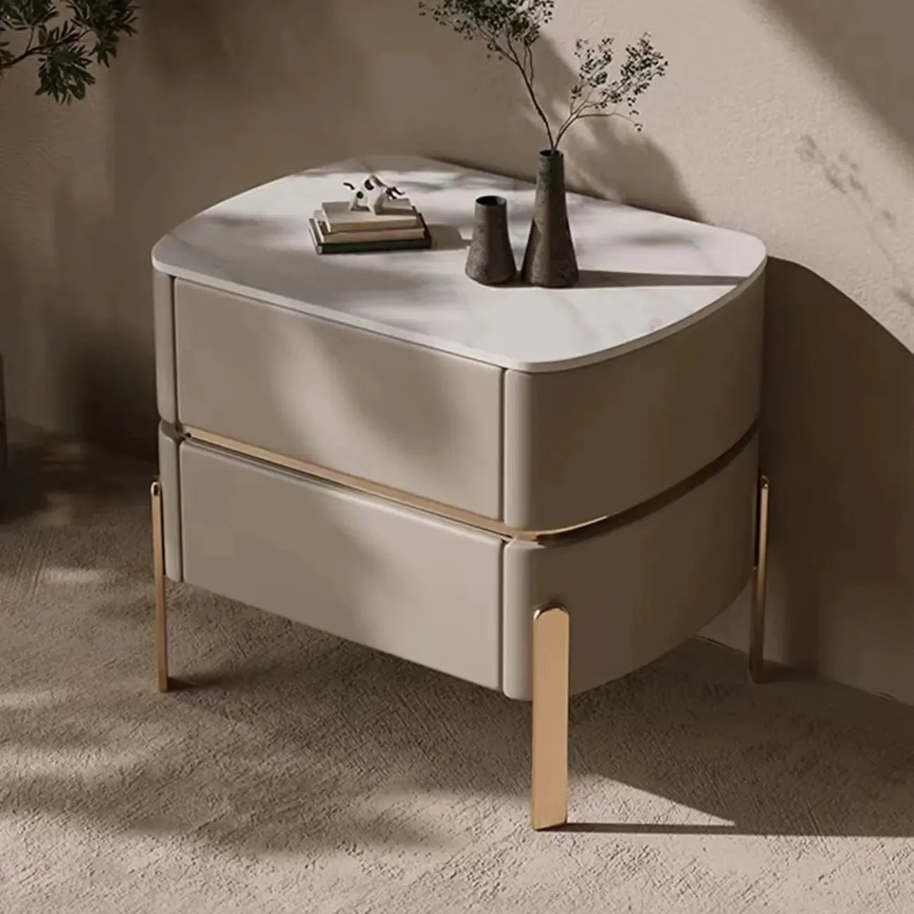 Table de chevet à 2 tiroirs en cuir beige glamour et plateau en pierre