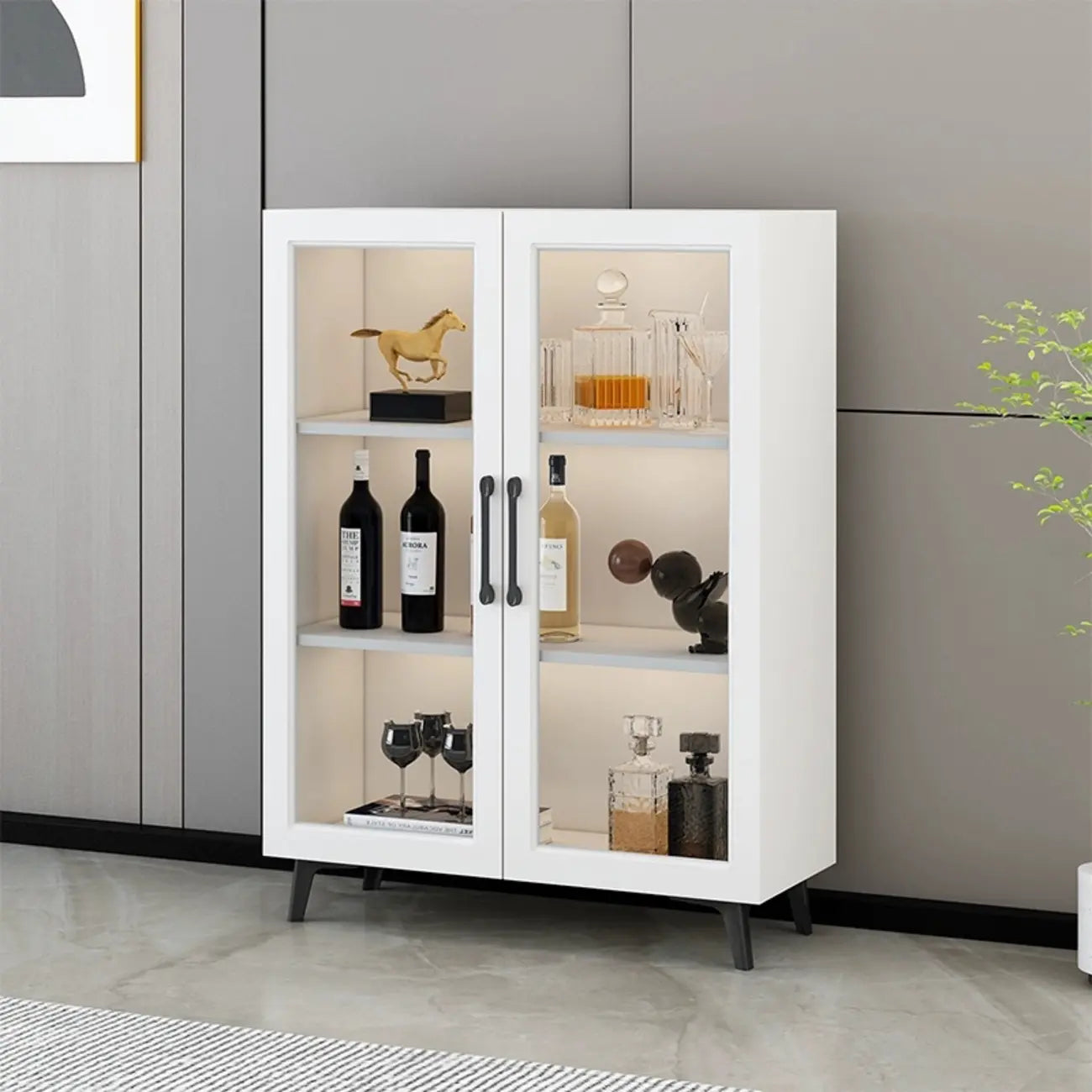 Vitrine moderne grise avec base en métal et porte en verre