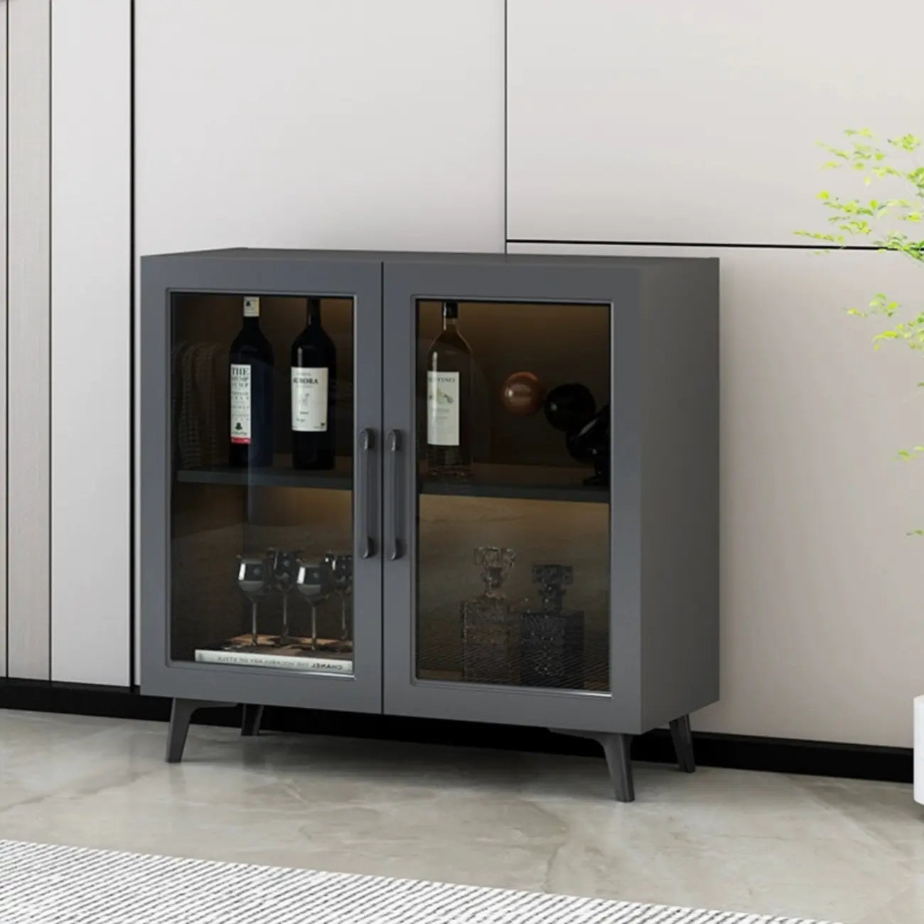 Vitrine moderne grise avec base en métal et porte en verre