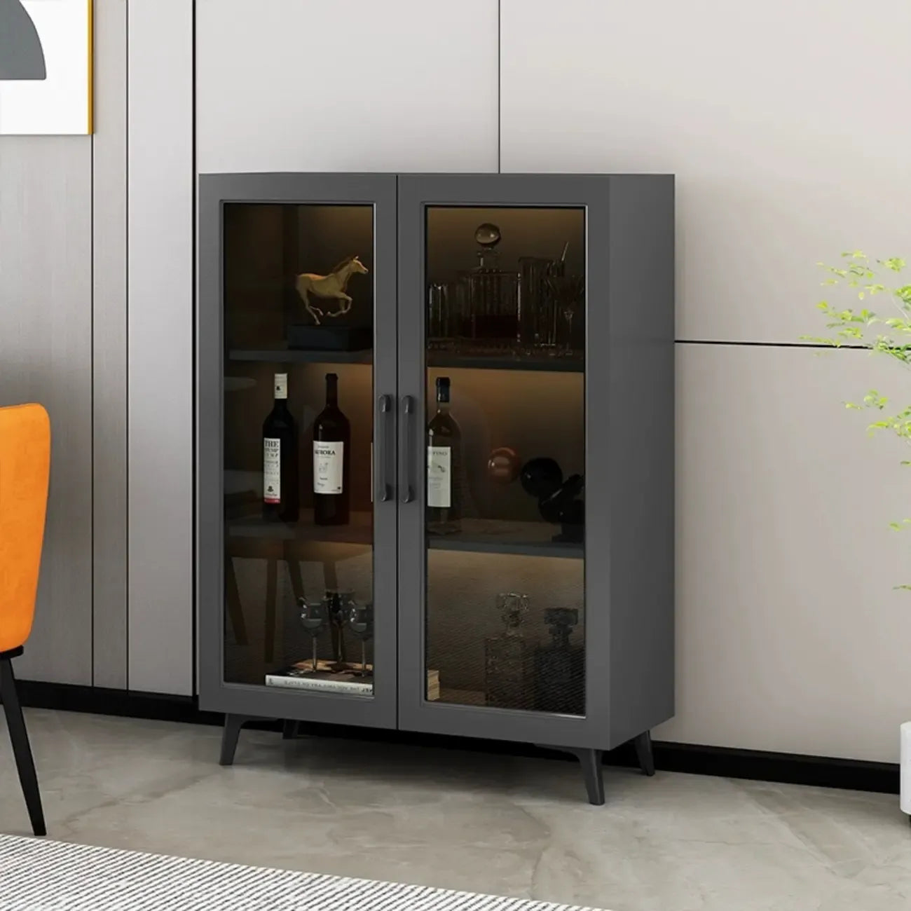 Vitrine moderne grise avec base en métal et porte en verre