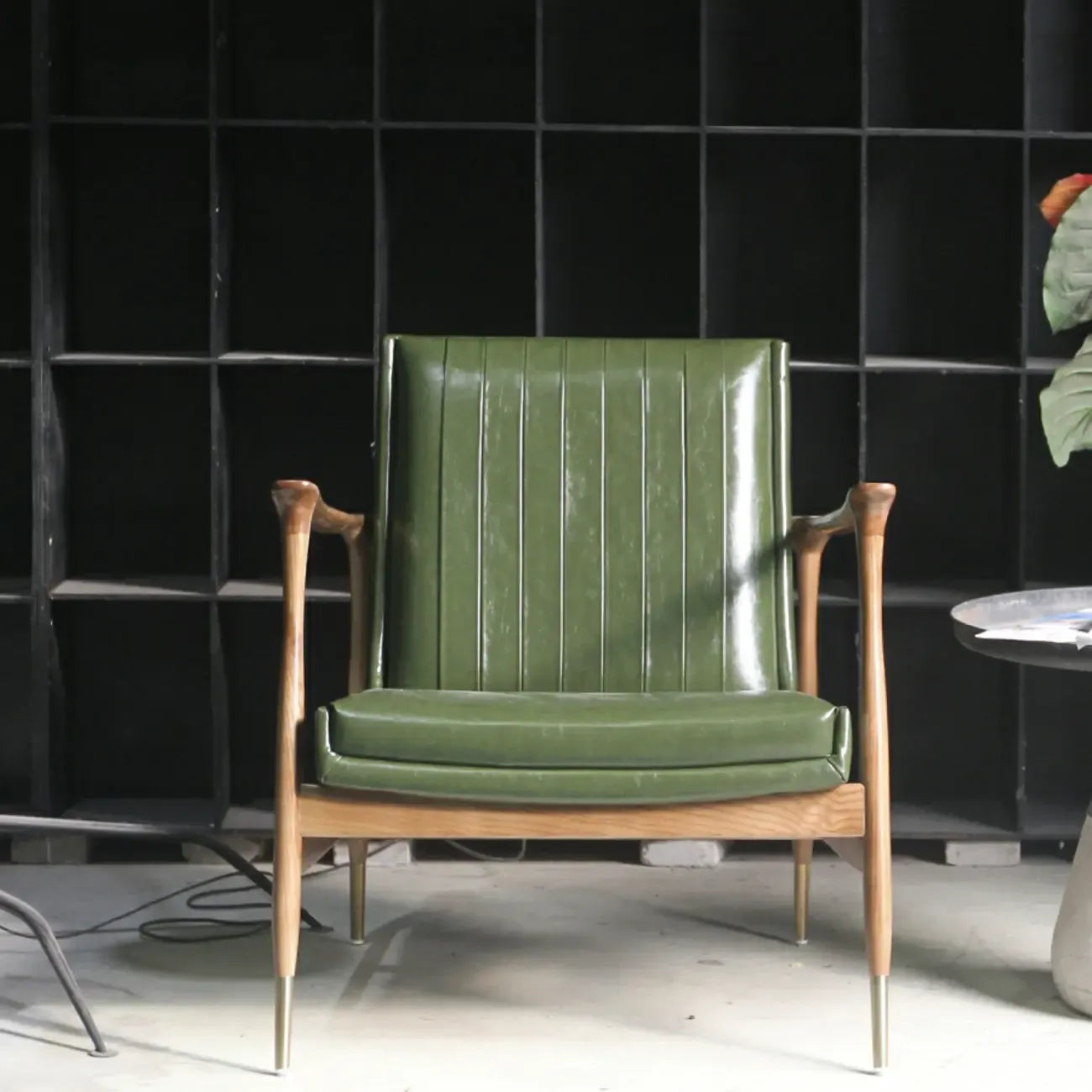 Fauteuil moderne en cuir vert avec dossier haut