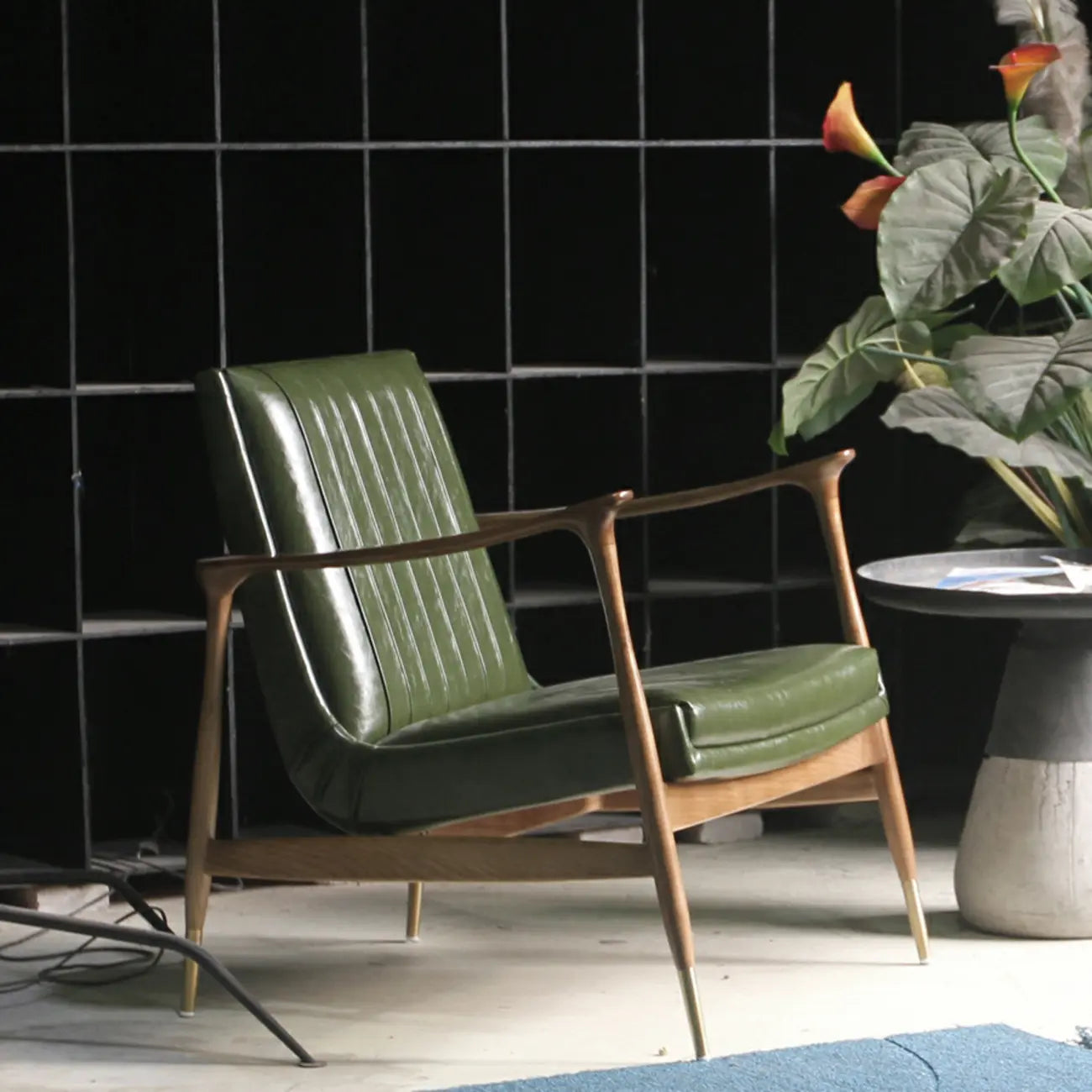 Fauteuil moderne en cuir vert avec dossier haut