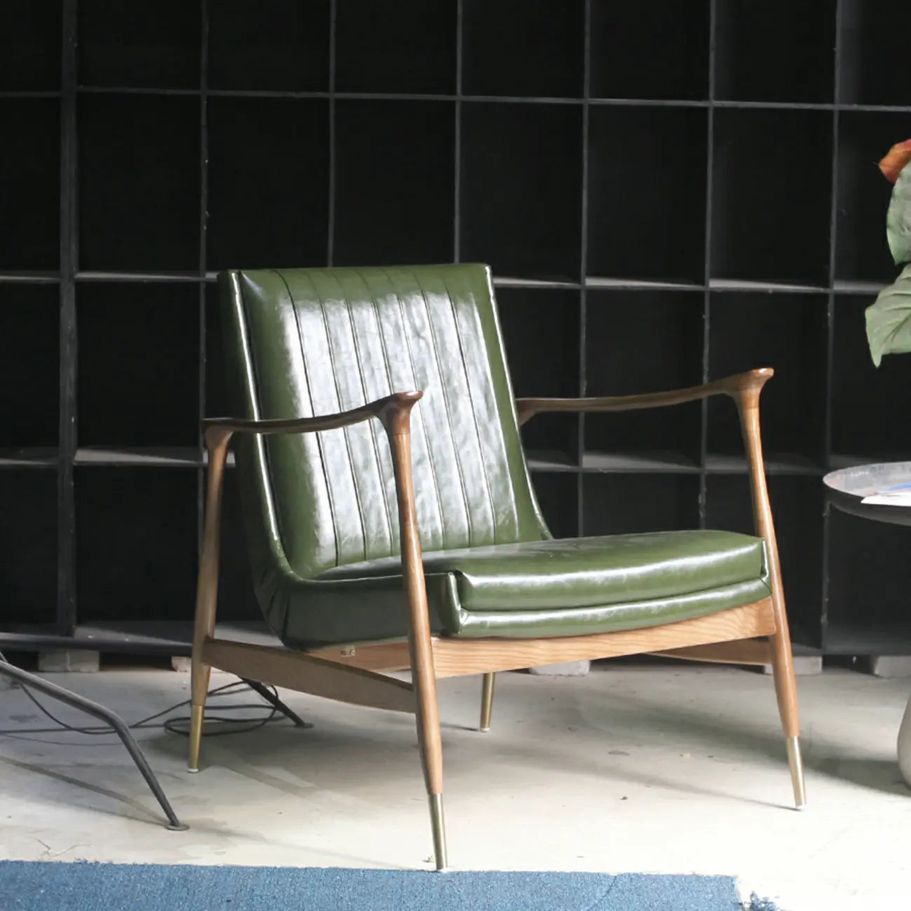 Fauteuil moderne en cuir vert avec dossier haut