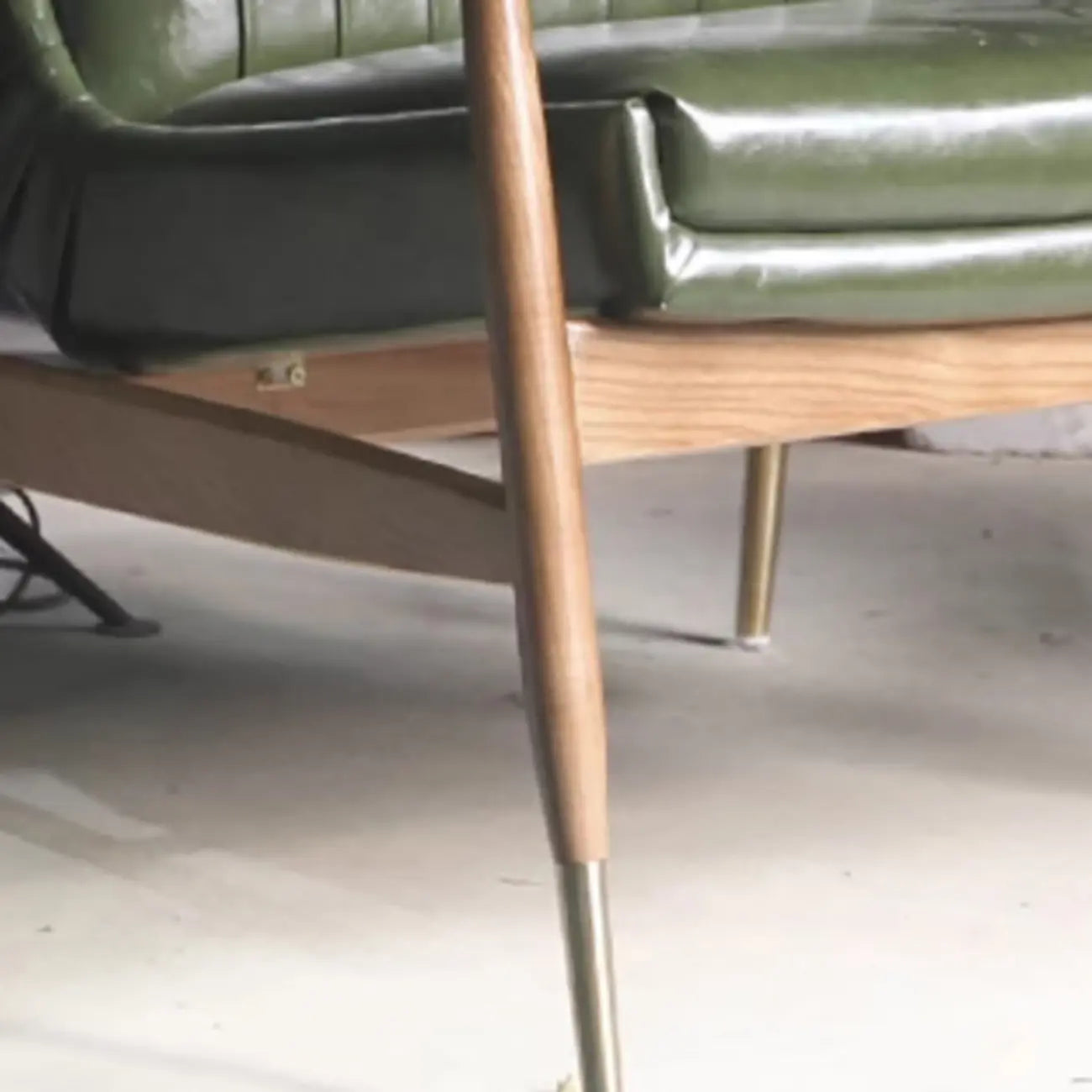 Fauteuil moderne en cuir vert avec dossier haut