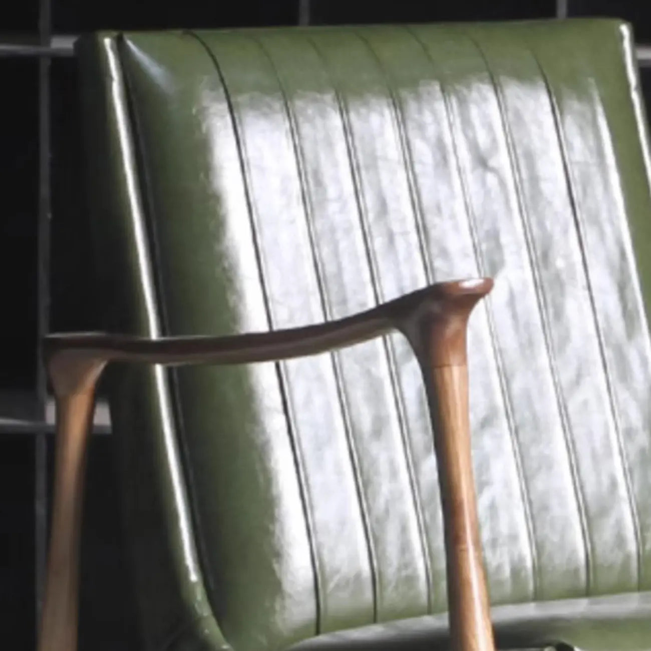 Fauteuil moderne en cuir vert avec dossier haut