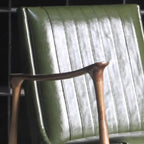 Fauteuil moderne en cuir vert avec dossier haut