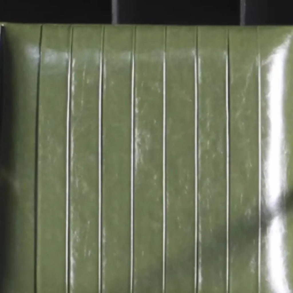 Fauteuil moderne en cuir vert avec dossier haut