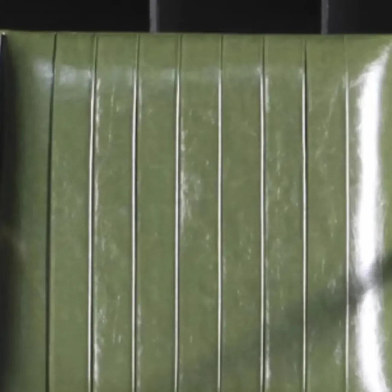Fauteuil moderne en cuir vert avec dossier haut