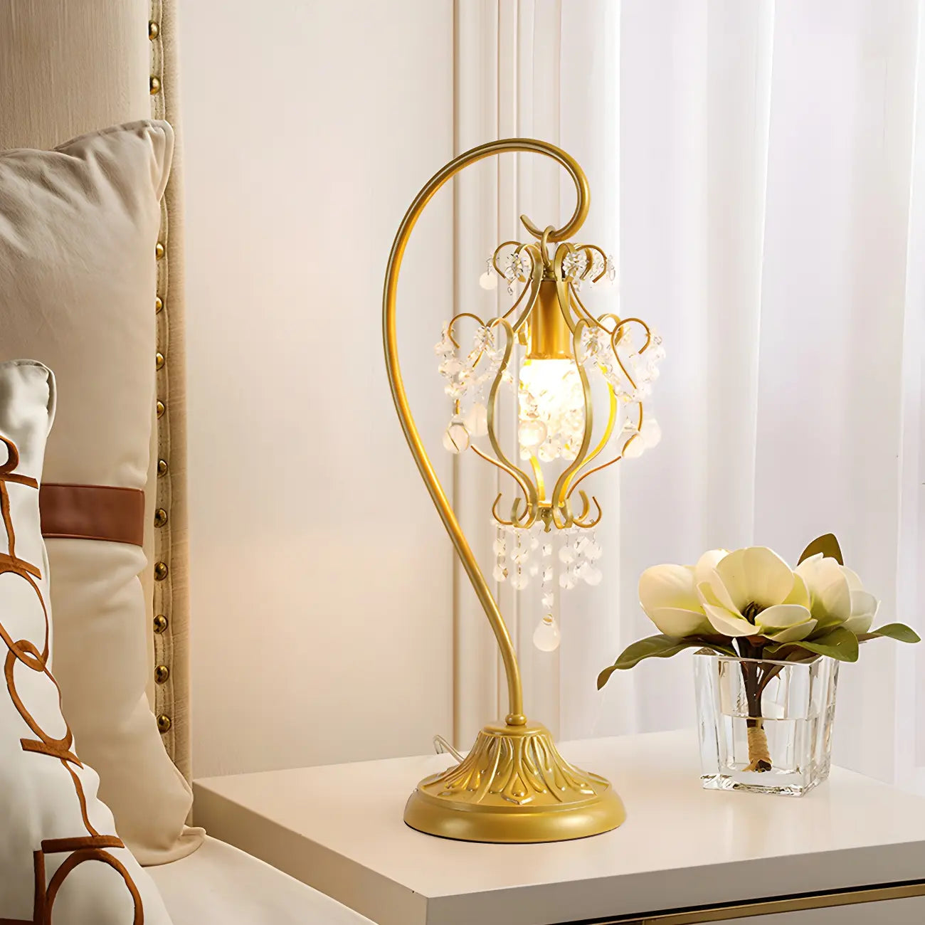 Lampe de table géométrique dorée à LED et cristal pour la décoration de chambre