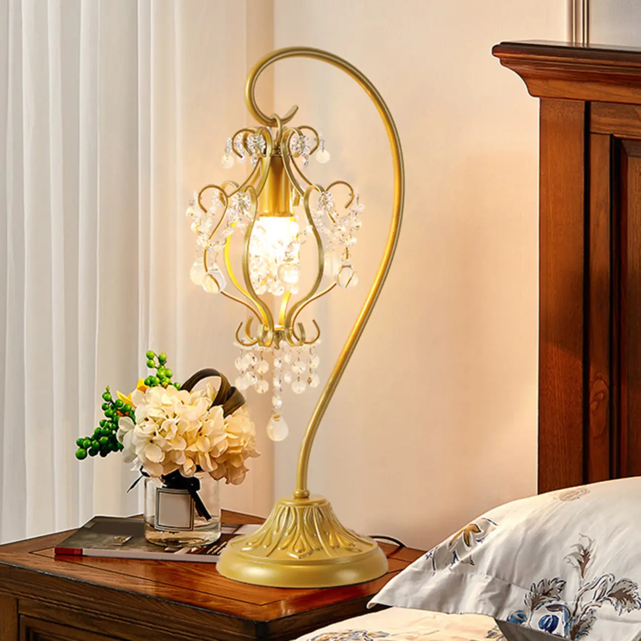 Lampe de table géométrique dorée à LED et cristal pour la décoration de chambre