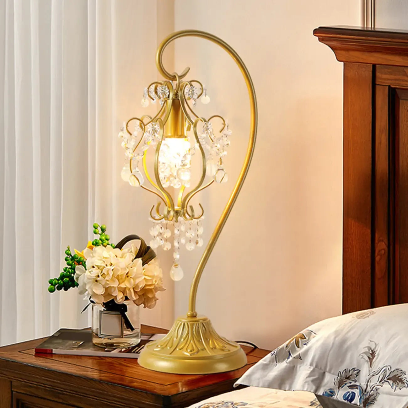 Lampe de table géométrique dorée à LED et cristal pour la décoration de chambre