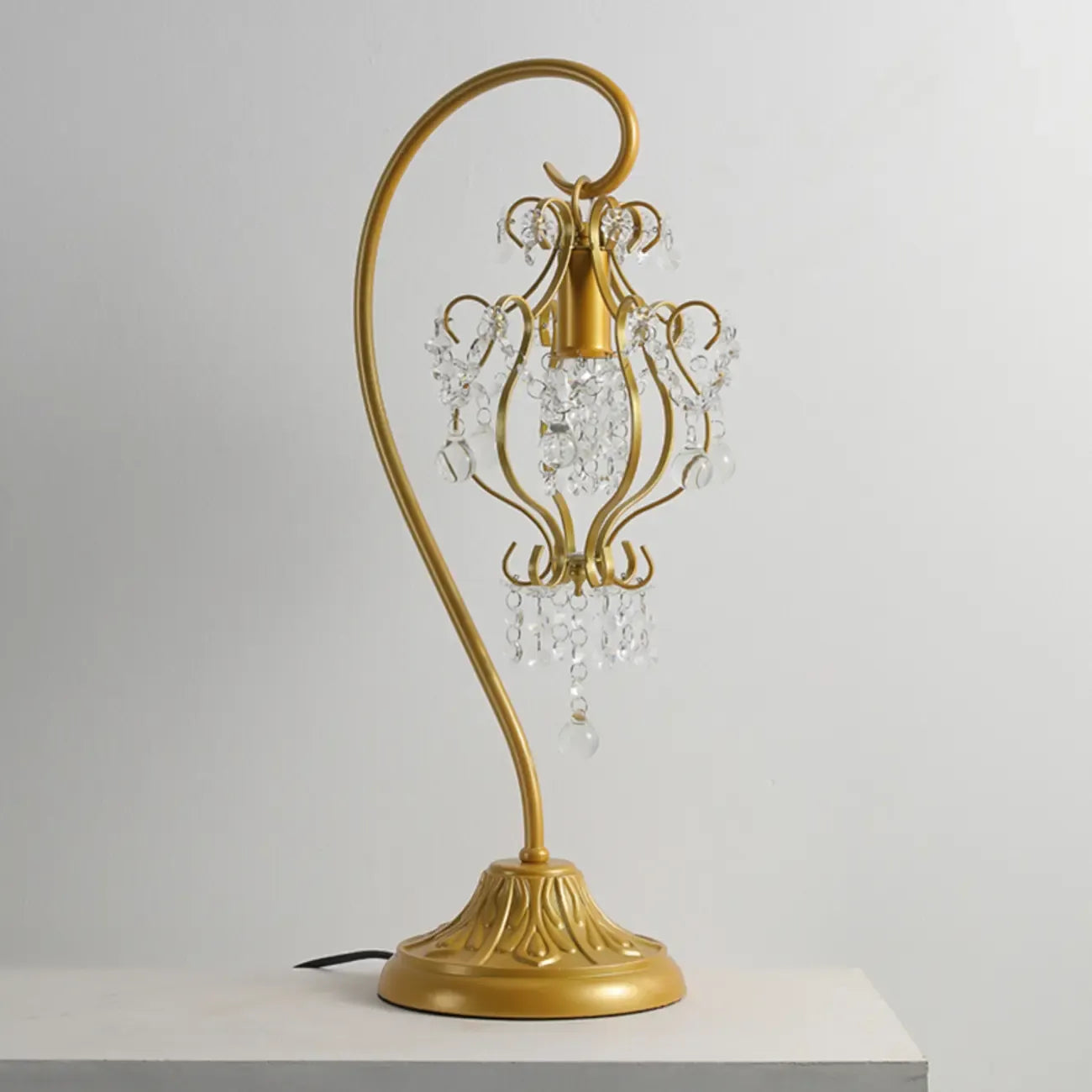 Lampe de table géométrique dorée à LED et cristal pour la décoration de chambre