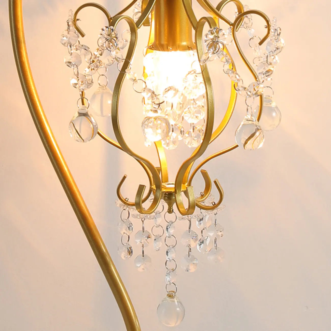 Lampe de table géométrique dorée à LED et cristal pour la décoration de chambre
