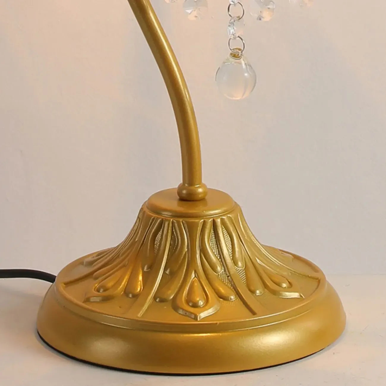 Lampe de table géométrique dorée à LED et cristal pour la décoration de chambre