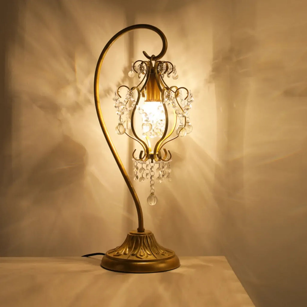 Lampe de table géométrique dorée à LED et cristal pour la décoration de chambre