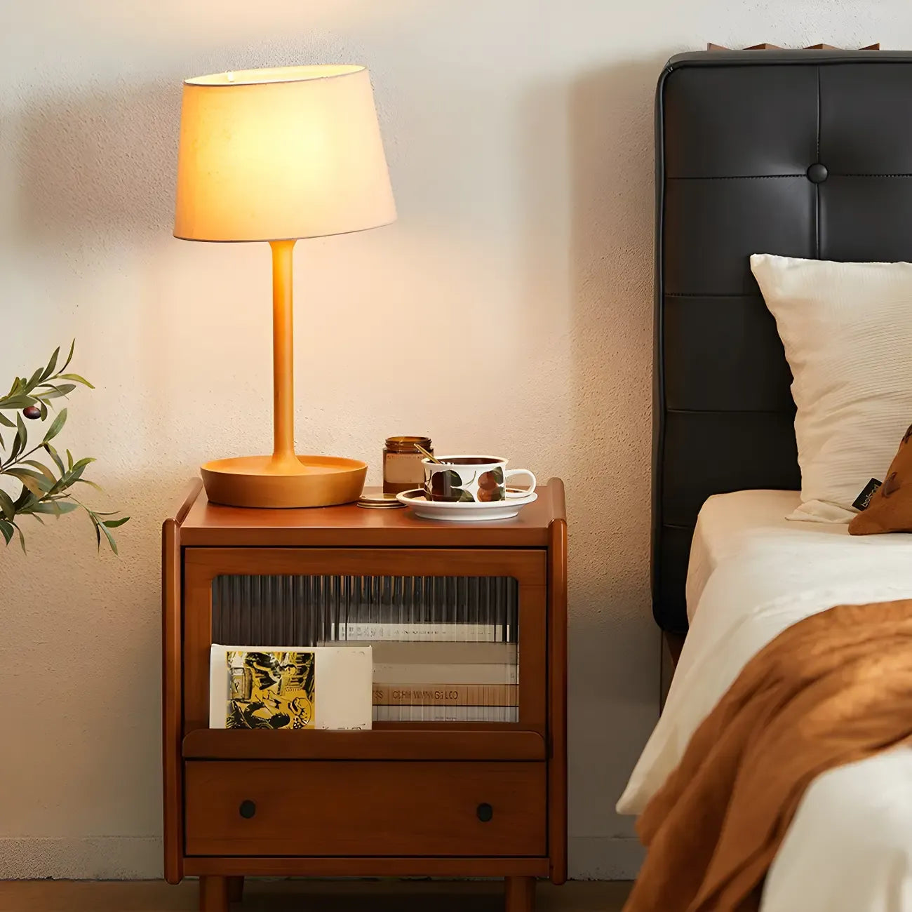 Table de chevet compacte en bois massif marron avec rangement
