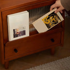 Table de chevet compacte en bois massif marron avec rangement