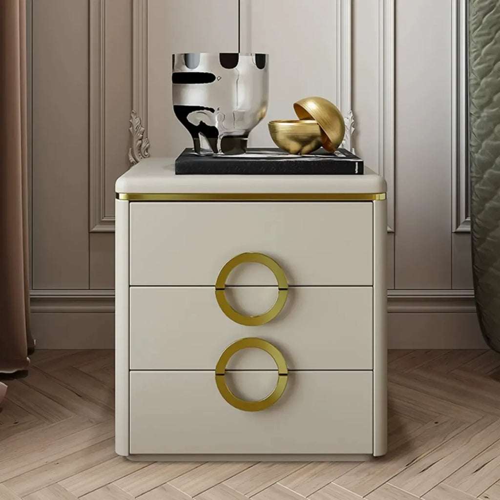 Table de chevet élégante en similicuir avec accents métalliques et 3 tiroirs