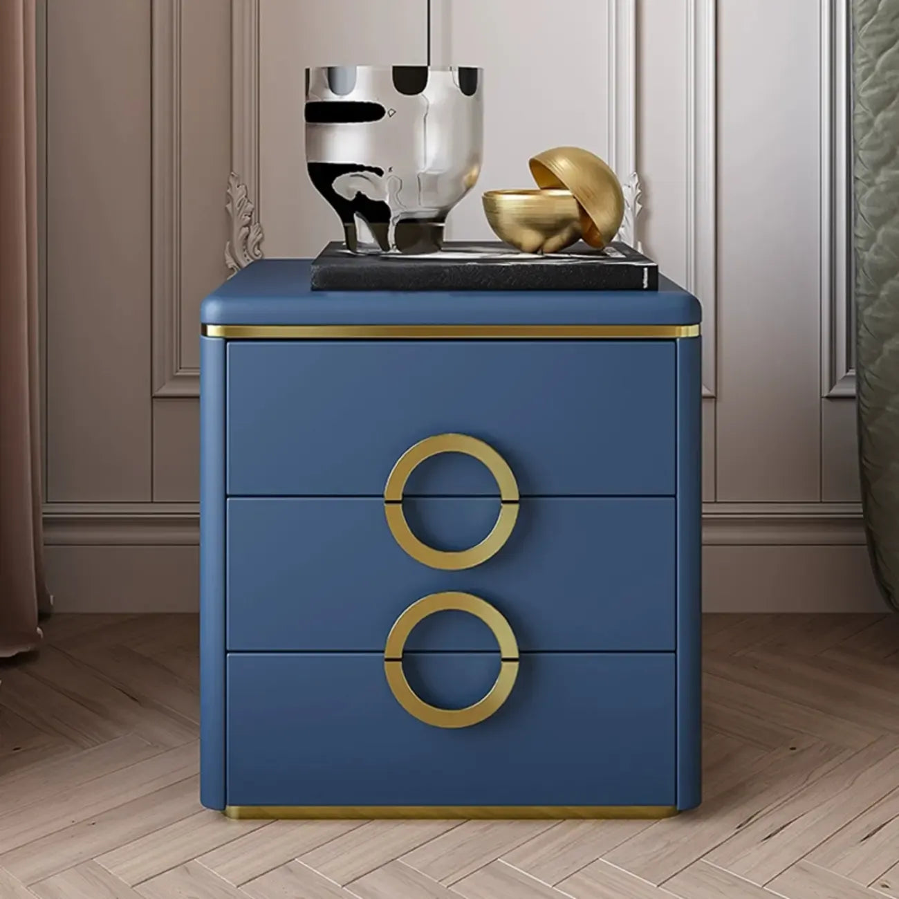 Table de chevet élégante en similicuir avec accents métalliques et 3 tiroirs