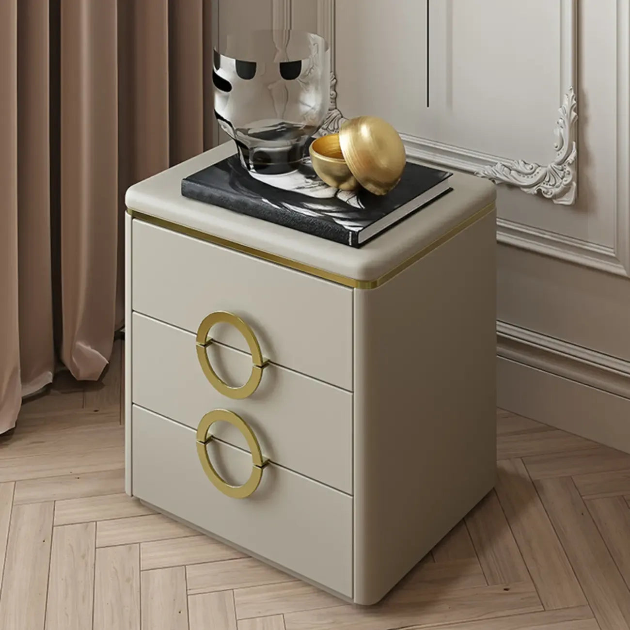 Table de chevet élégante en similicuir avec accents métalliques et 3 tiroirs