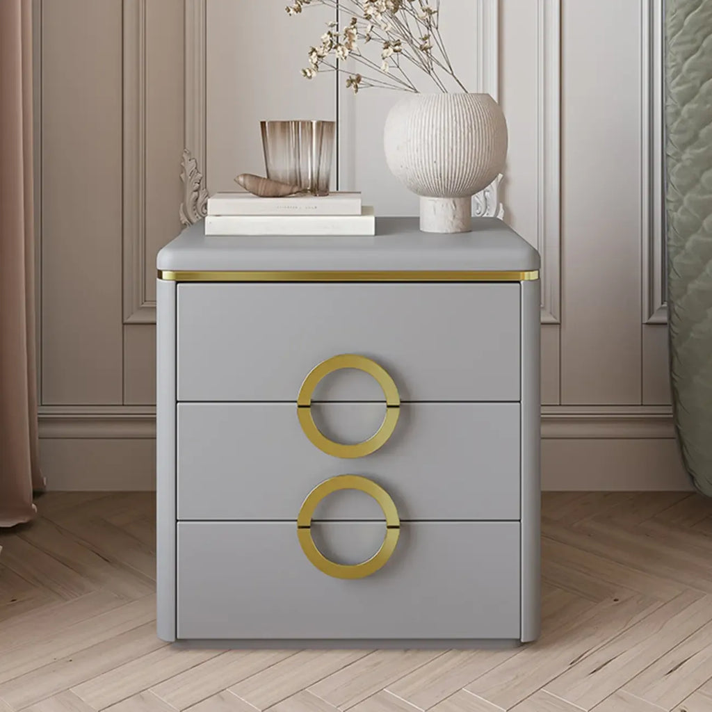 Table de chevet élégante en similicuir avec accents métalliques et 3 tiroirs