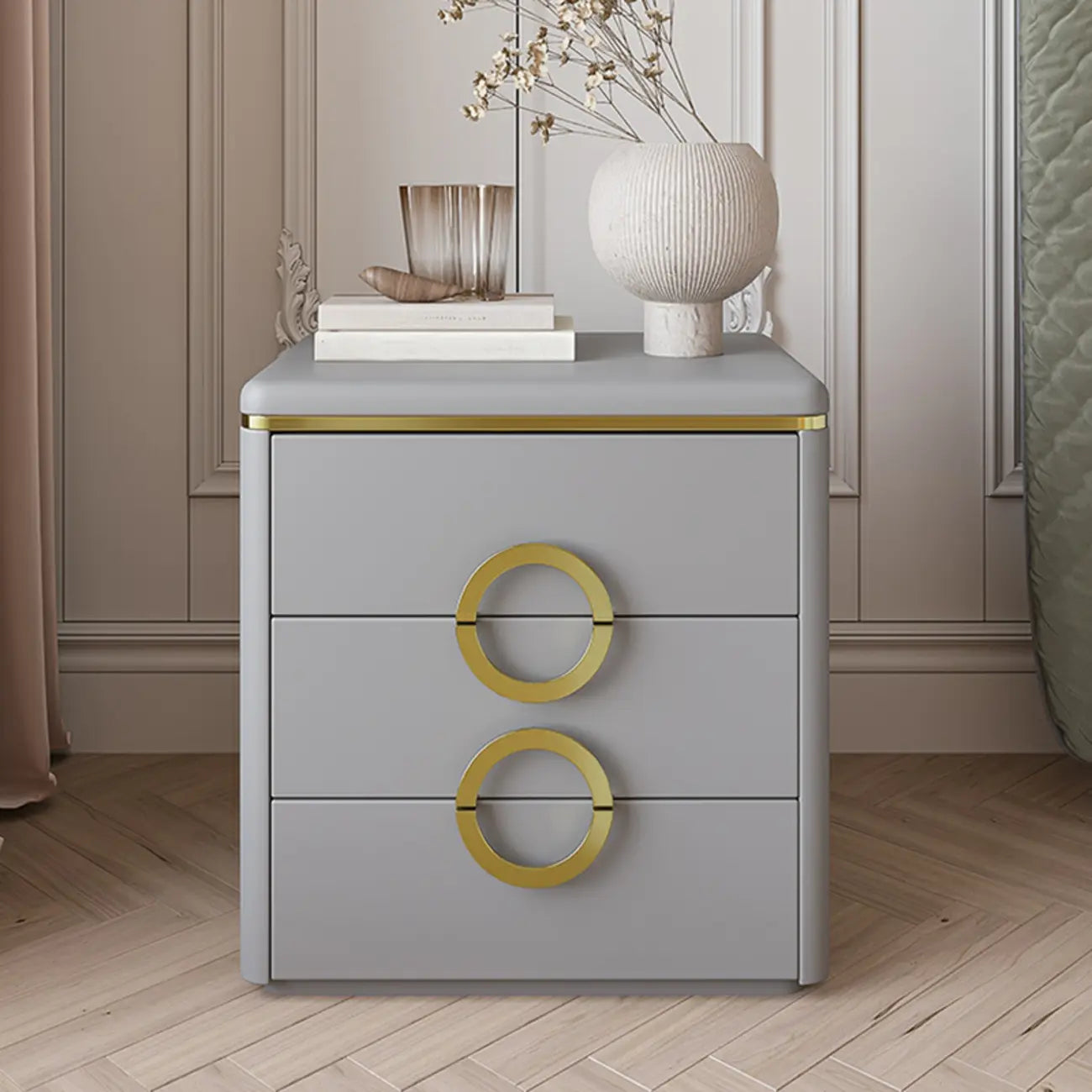 Table de chevet élégante en similicuir avec accents métalliques et 3 tiroirs