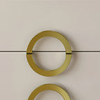 Table de chevet élégante en similicuir avec accents métalliques et 3 tiroirs