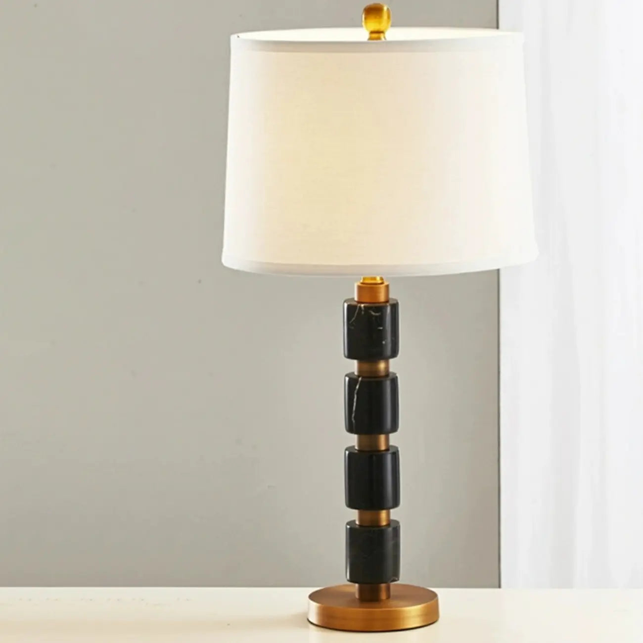 Lampe de bureau élégante en tissu blanc noble et pierre.