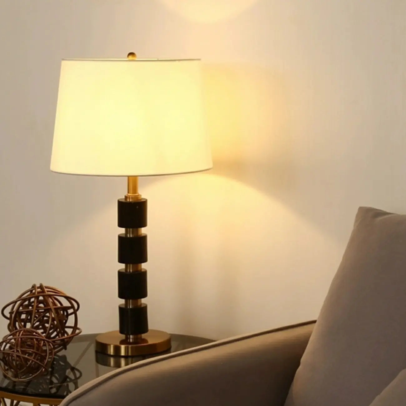 Lampe de bureau élégante en tissu blanc noble et pierre.