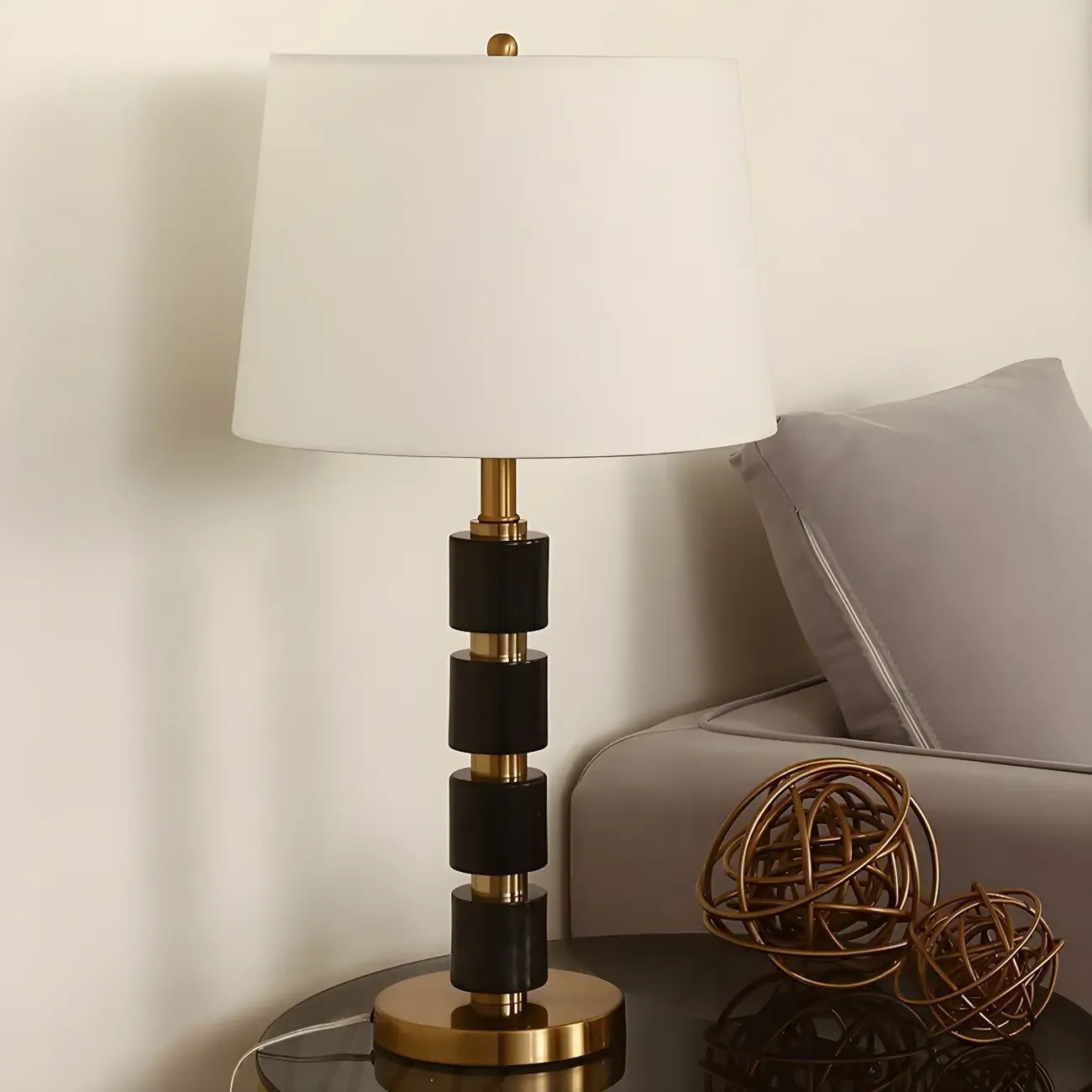 Lampe de bureau élégante en tissu blanc noble et pierre.