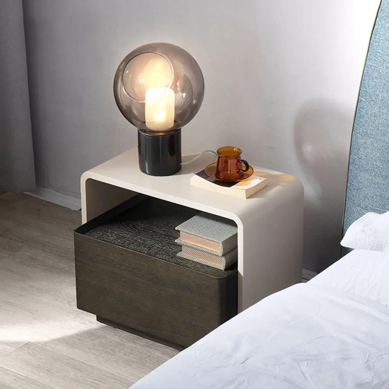 Table de chevet élégante en bois composite avec étagère et tiroir