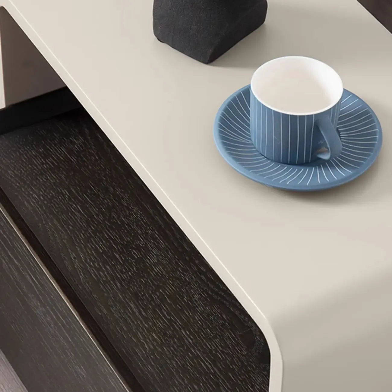 Table de chevet élégante en bois composite avec étagère et tiroir