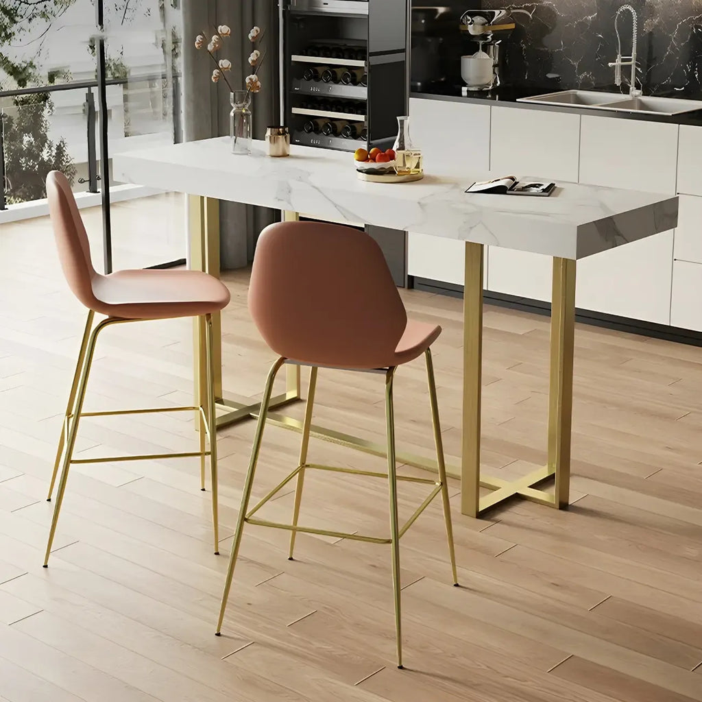 Table de bar glamour avec plateau en pierre blanche et structure en métal doré