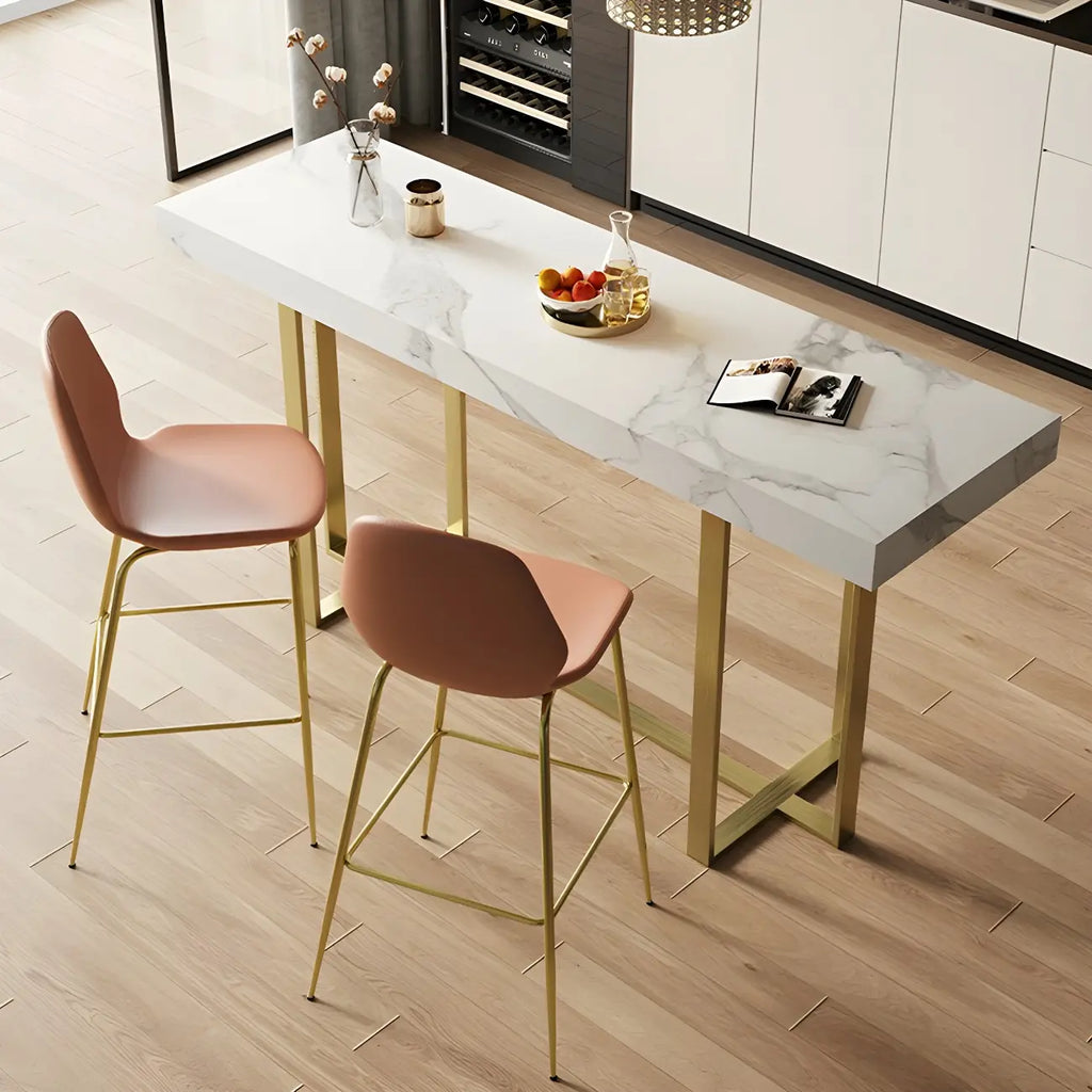 Table de bar glamour avec plateau en pierre blanche et structure en métal doré
