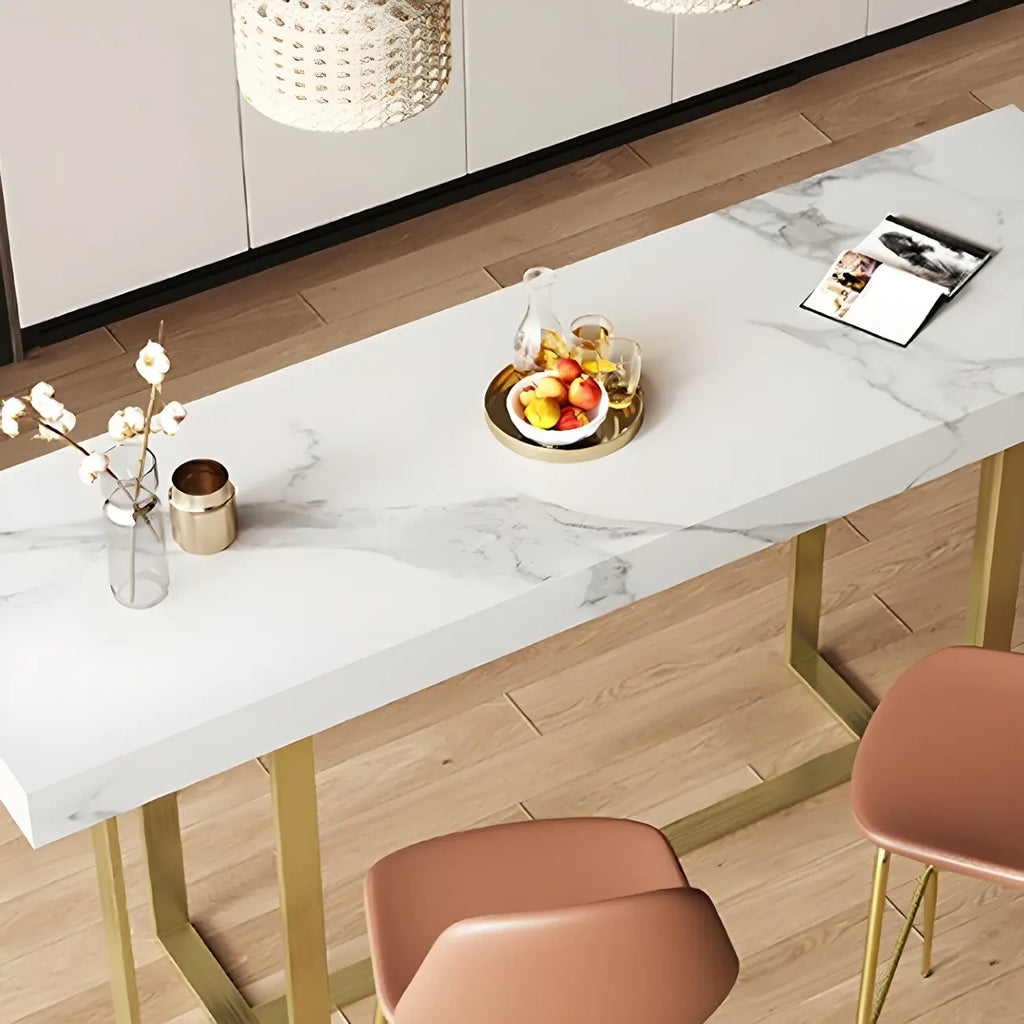 Table de bar glamour avec plateau en pierre blanche et structure en métal doré
