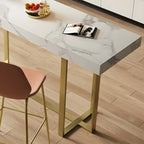 Table de bar glamour avec plateau en pierre blanche et structure en métal doré