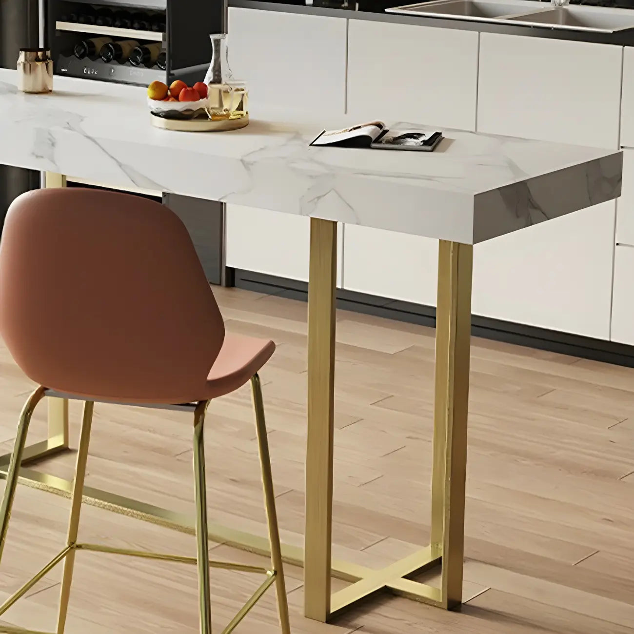Table de bar glamour avec plateau en pierre blanche et structure en métal doré