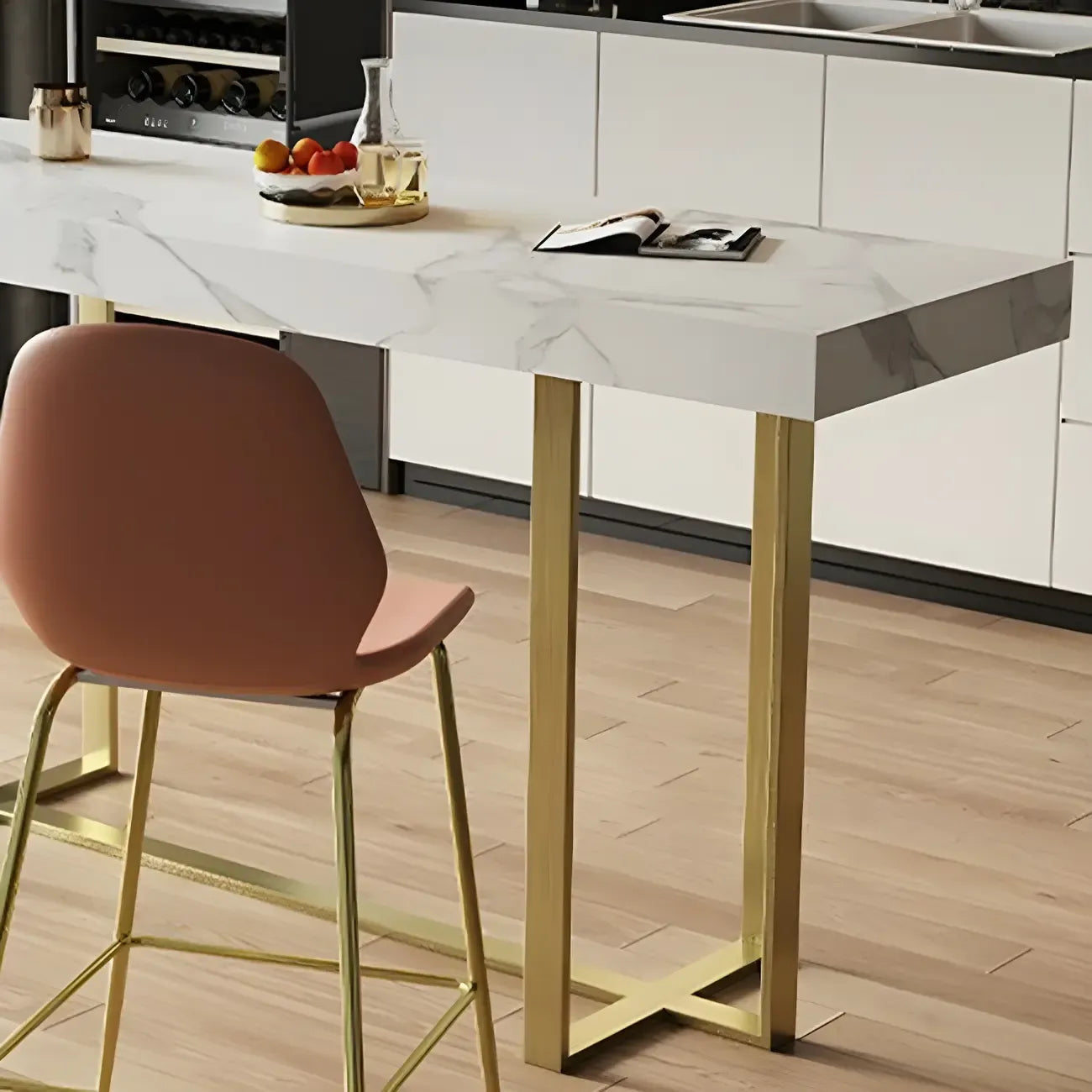 Table de bar glamour avec plateau en pierre blanche et structure en métal doré