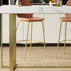 Table de bar glamour avec plateau en pierre blanche et structure en métal doré