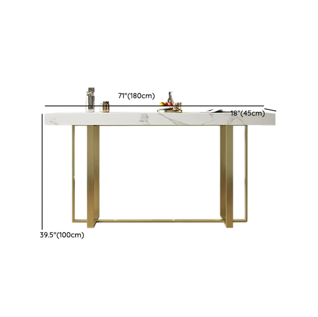Table de bar glamour avec plateau en pierre blanche et structure en métal doré
