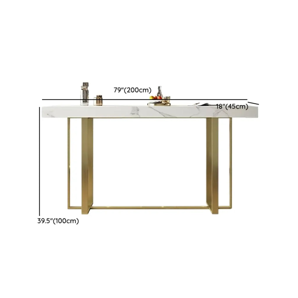 Table de bar glamour avec plateau en pierre blanche et structure en métal doré