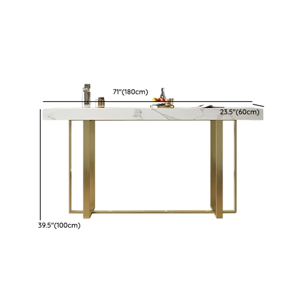 Table de bar glamour avec plateau en pierre blanche et structure en métal doré