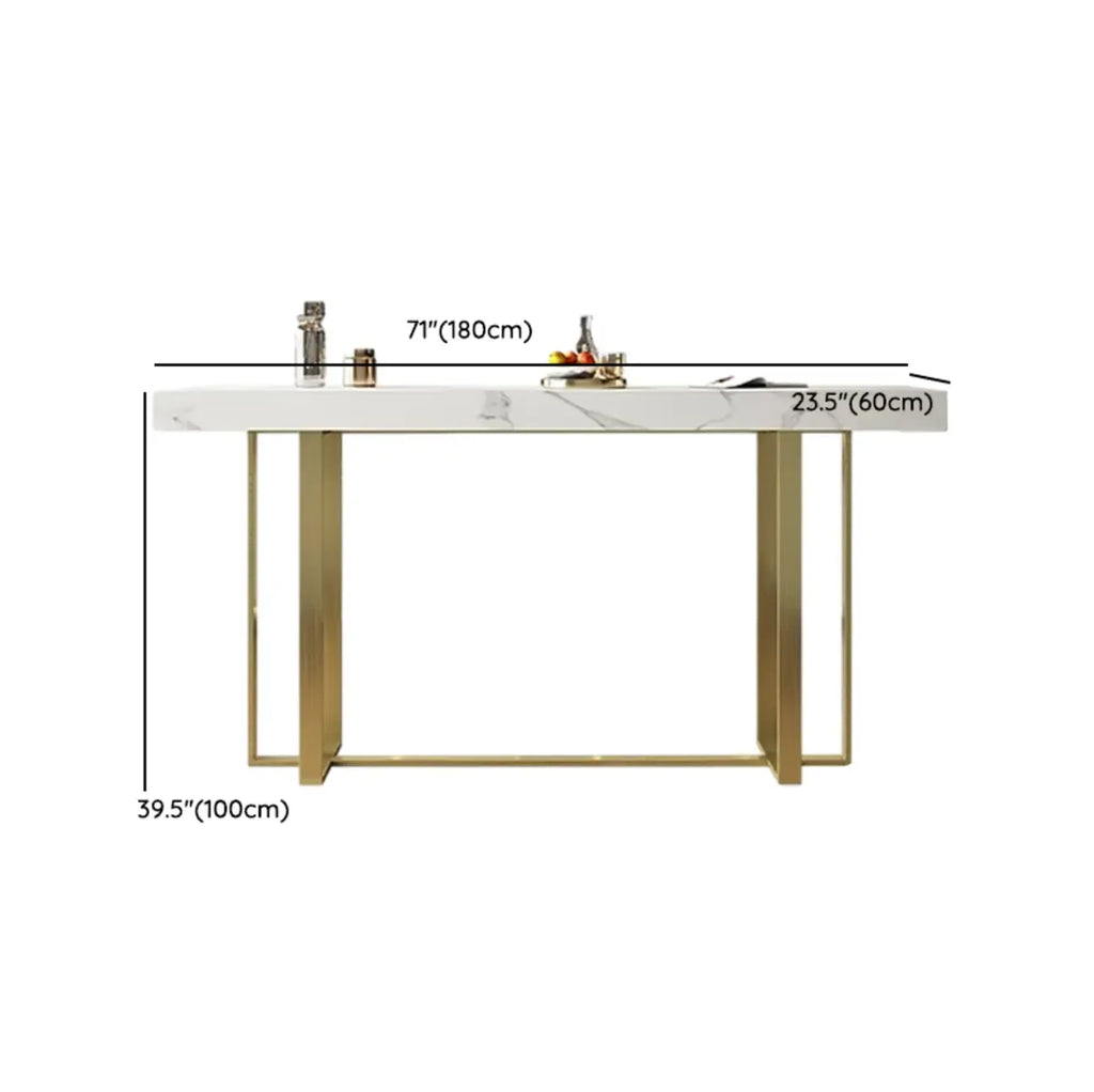 Table de bar glamour avec plateau en pierre blanche et structure en métal doré