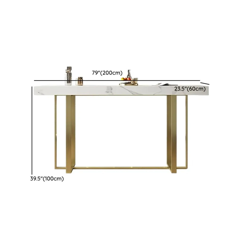 Table de bar glamour avec plateau en pierre blanche et structure en métal doré