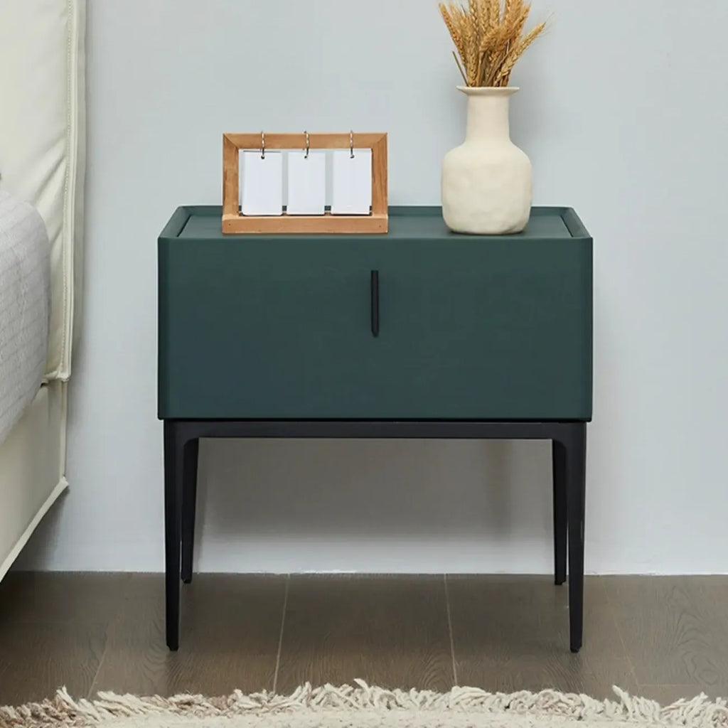 Table de chevet contemporaine à 4 pieds en similicuir beige avec tiroir