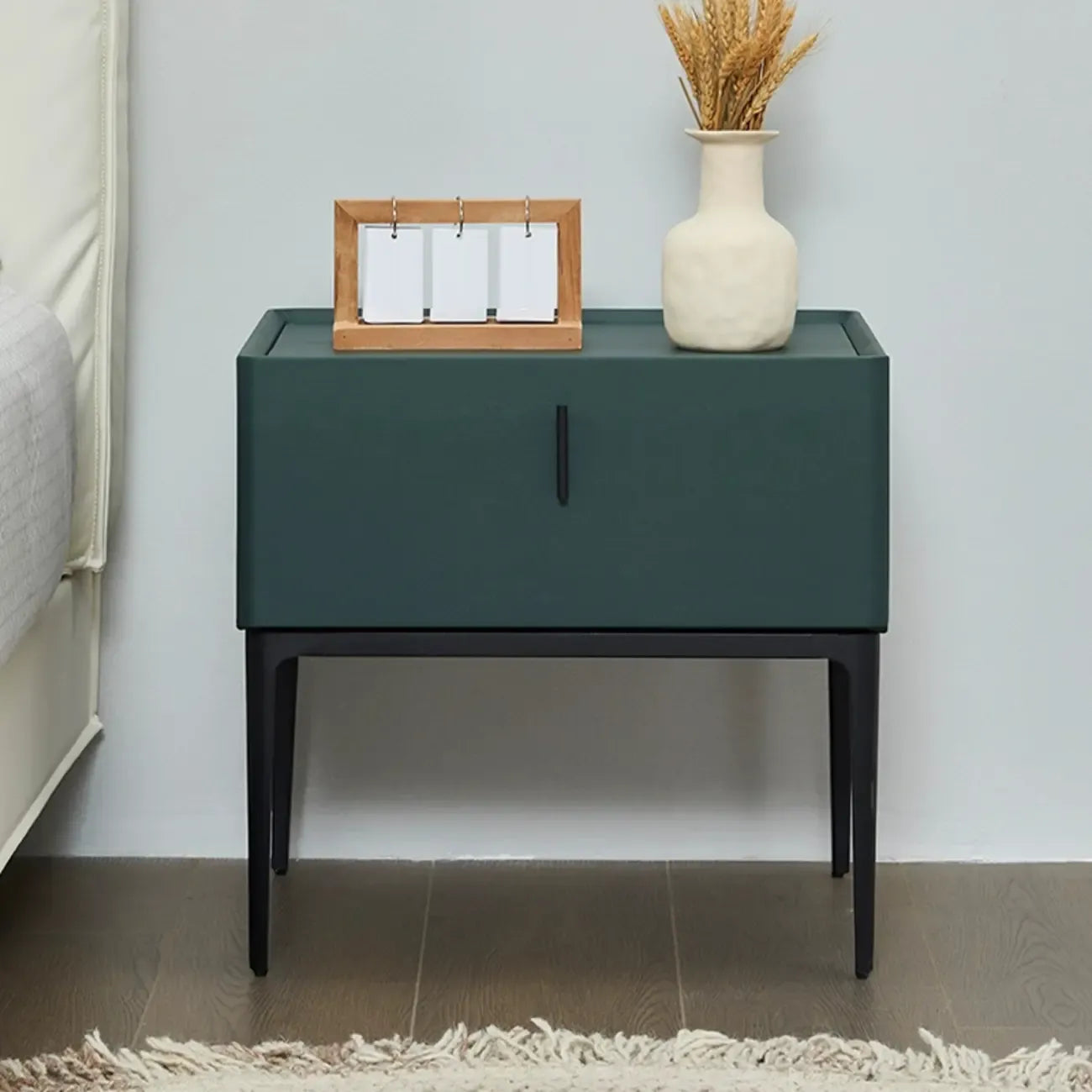 Table de chevet contemporaine à 4 pieds en similicuir beige avec tiroir